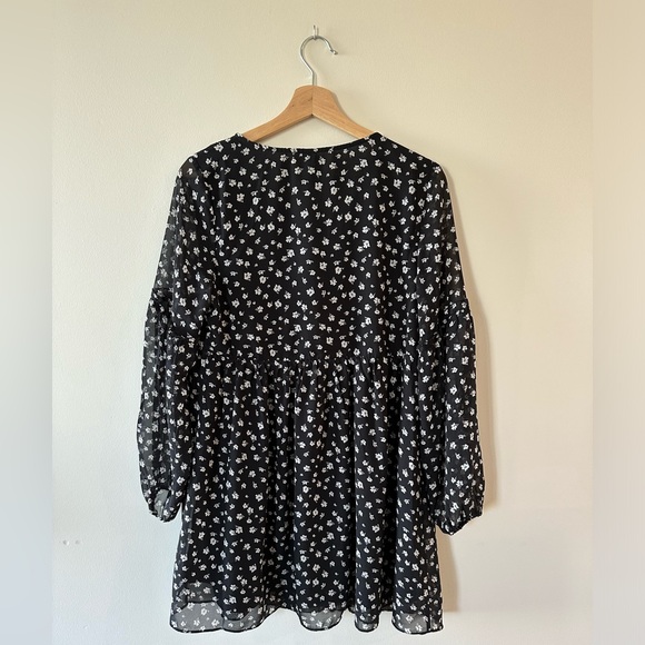 H&M V-neck Flowy Dress Size Small - Picture 2 of 5